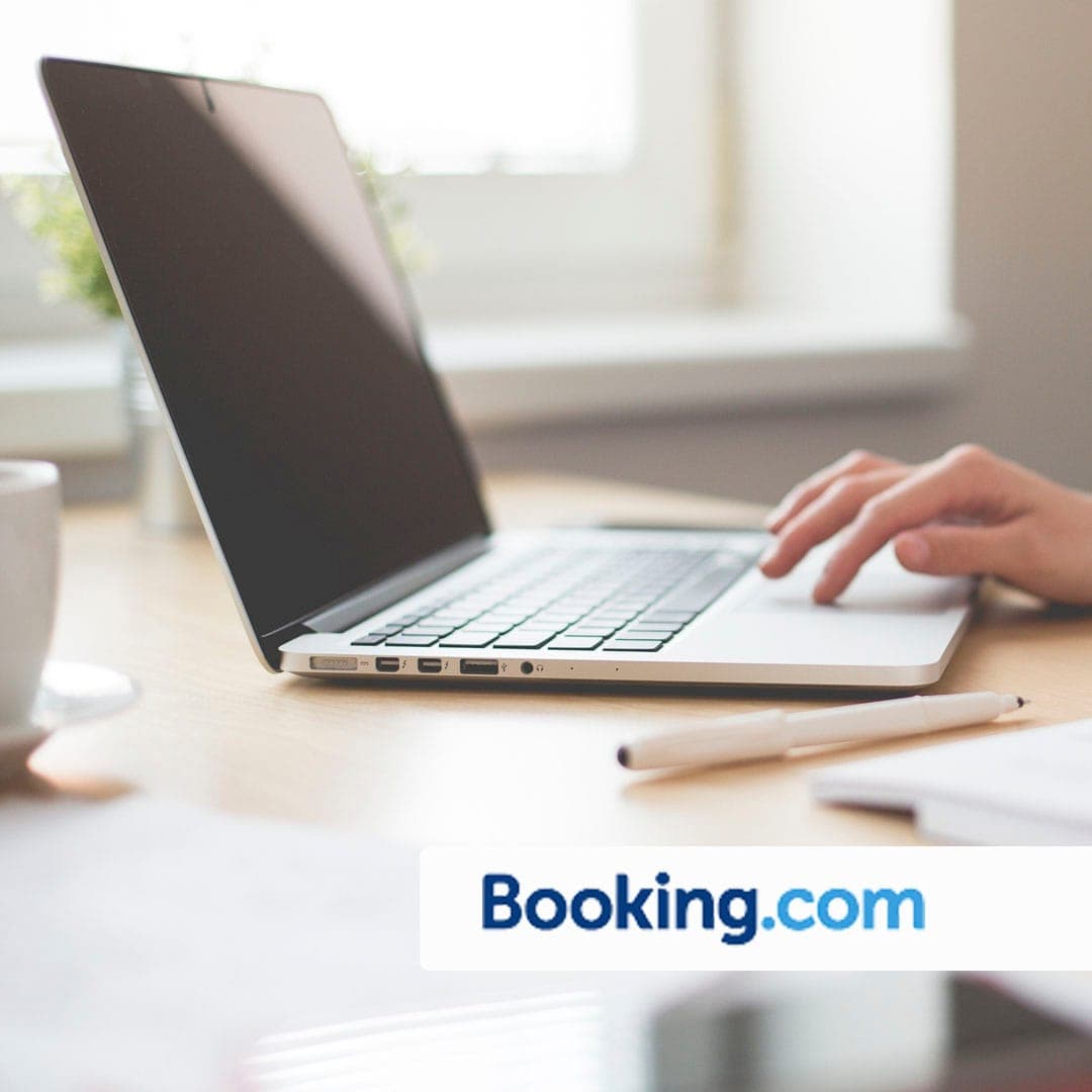 notebook ao fundo banner booking