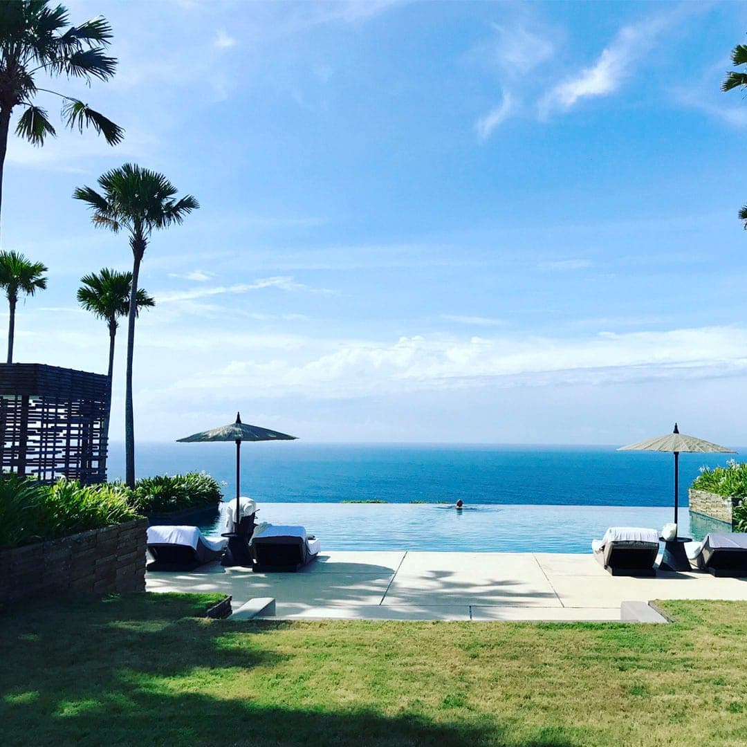 Casa com vista pra piscina e amar ao fundo